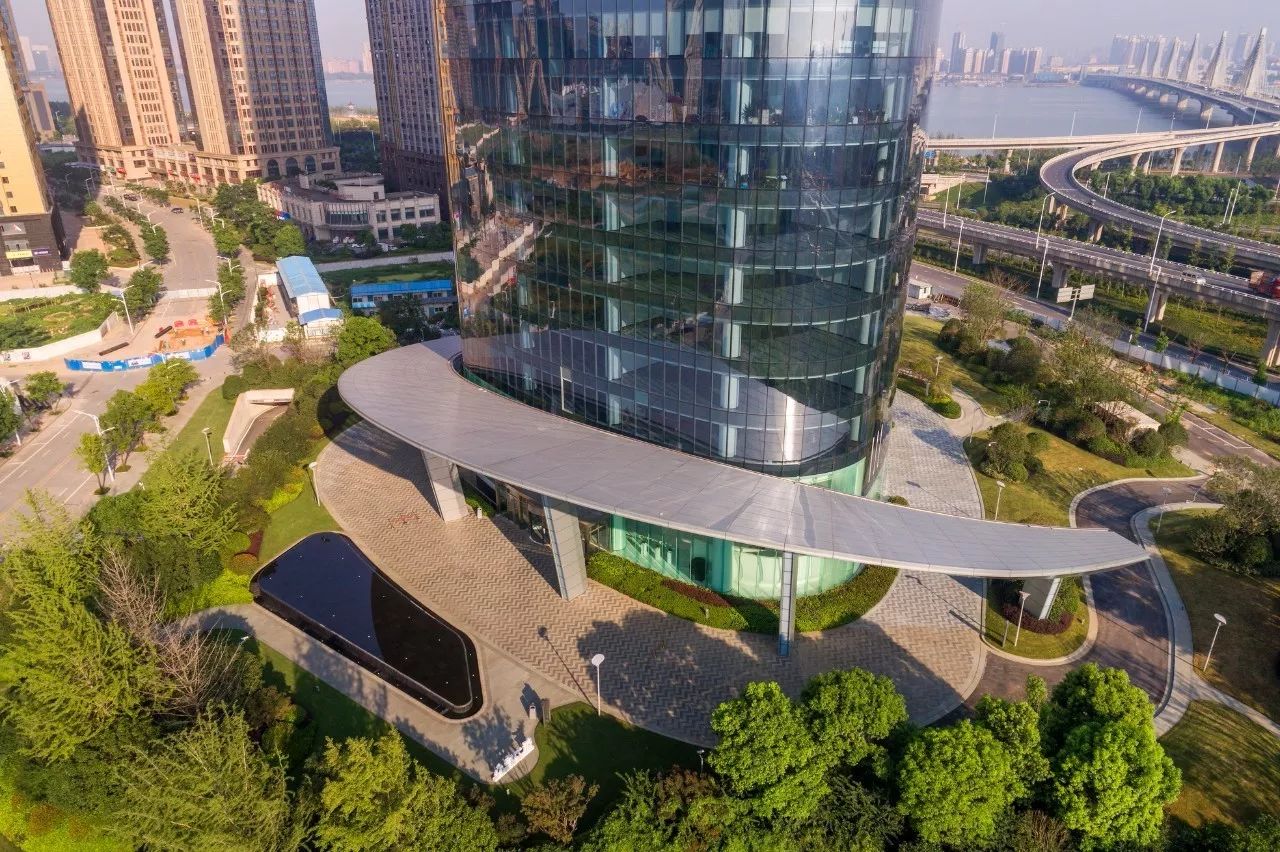 资阳新力中心塔楼直接落地，无裙房