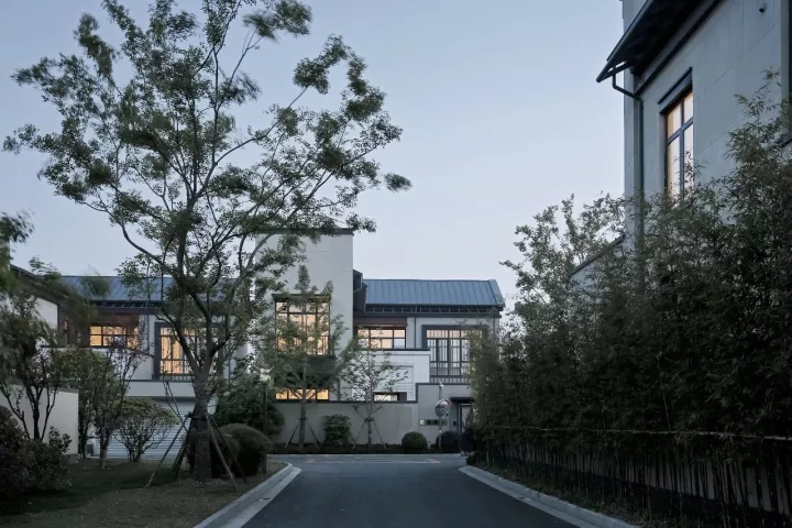 内侧构筑单体的院落普遍安设于构筑和路路之间以；に矫苄