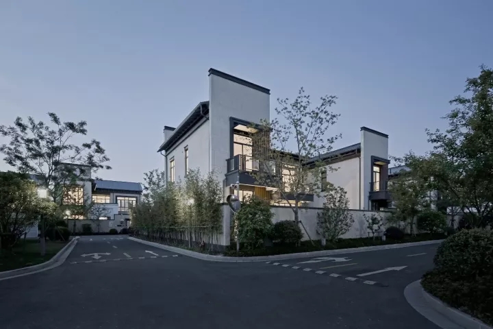院内景观对公共区域可见，但并不滋扰使用者的私密需要