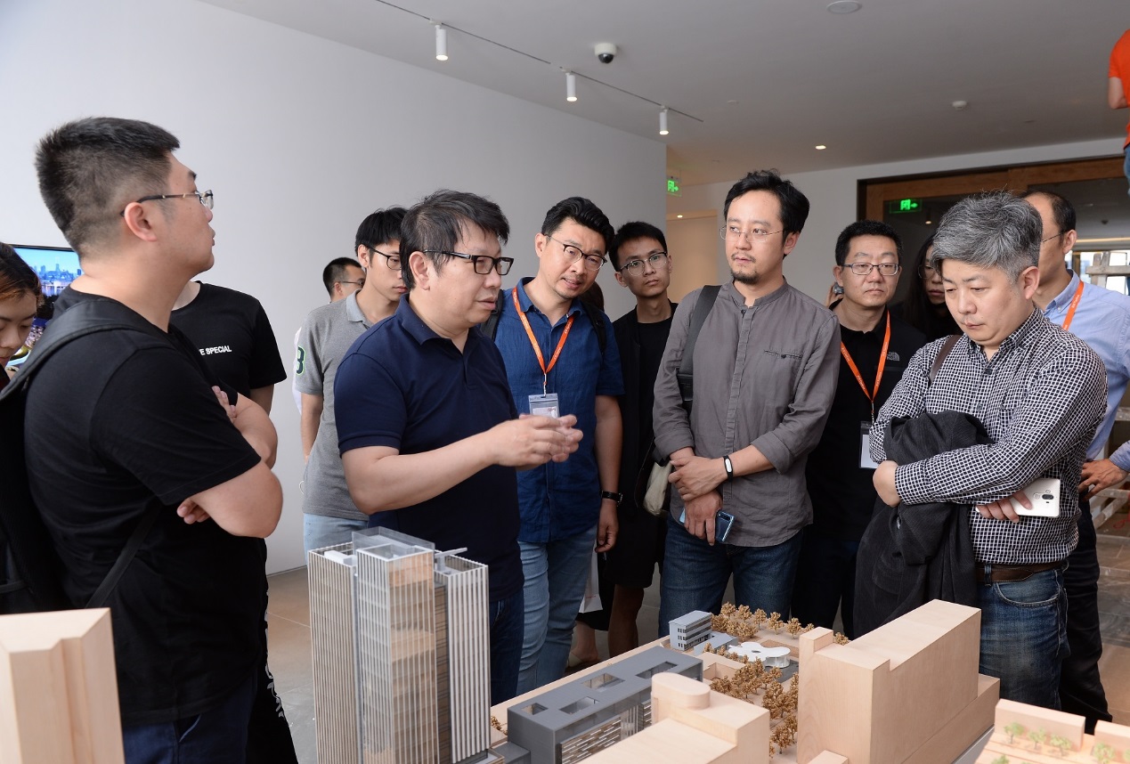 来访结合毕业设计高校师生参观beat365正版办公空间